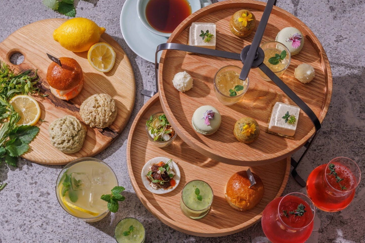 フォーシーズンズホテル京都“たっぷりハーブ”のアフタヌーンティー、ハイビスカス×ハーブのマカロンなど