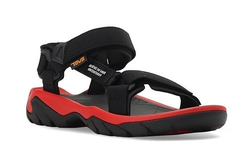 Teva×ナンガのアウトドアサンダル、レッドカラー＆マウンテンモチーフのミッドソール