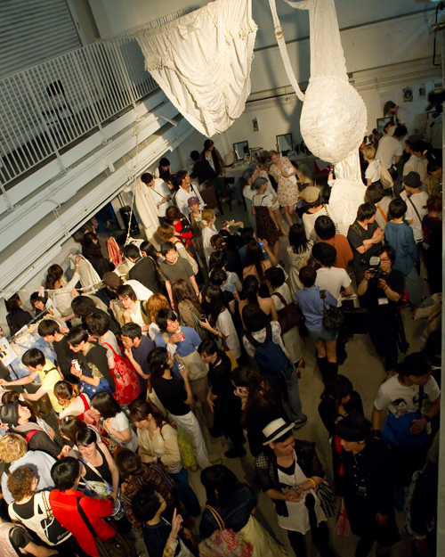 アートイベントで「リトゥンアフターワーズ」が2010年秋冬コレクションを発表