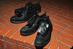 アトモス×コール ハーンの“オールブラック”レザーシューズ、取り外し可能なタッセル付き