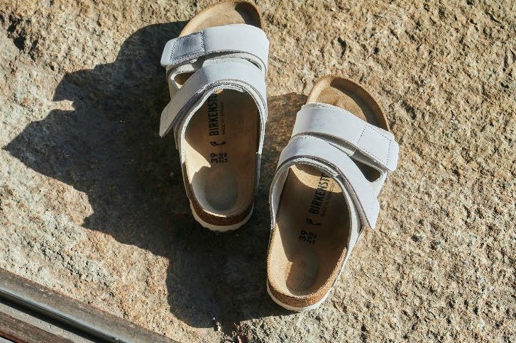 ビルケンシュトック新作ユニセックスサンダル、“着物の襟合わせ”着想のベルクロストラップ