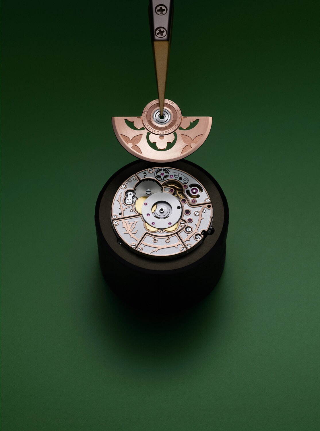 ルイ・ヴィトン新作腕時計“薔薇×ハートモチーフ”、棘付きの針や動き出すハートのオートマタ｜写真3