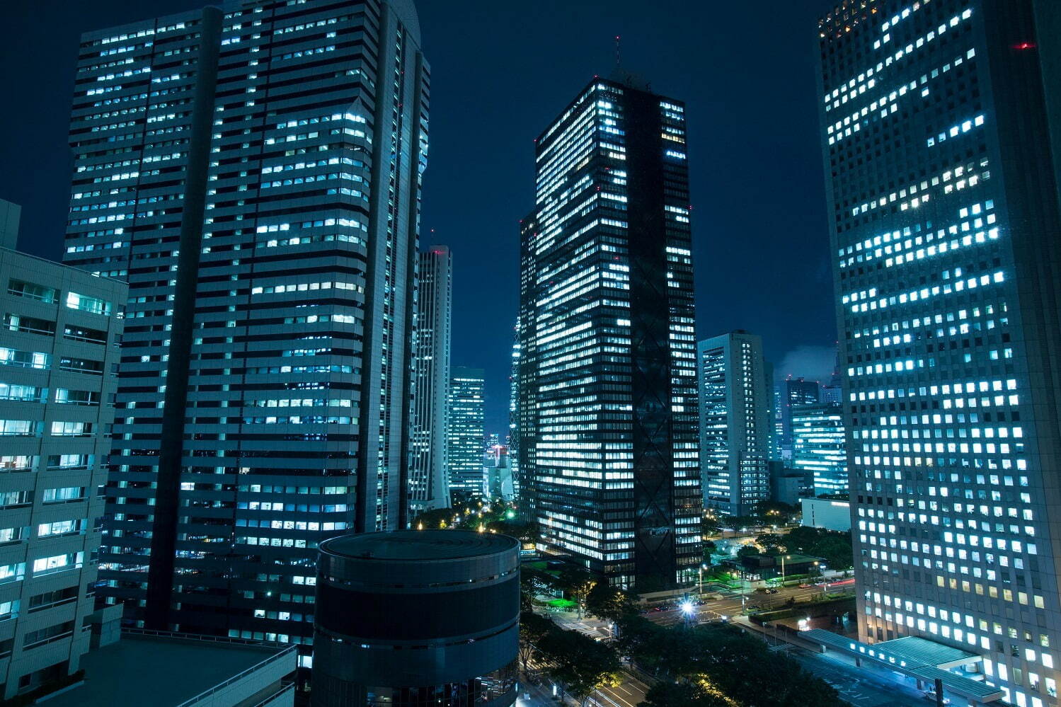 ヒルトン東京のビアガーデン、高層ビル群を望むルーフトップテラスでビール飲み放題｜写真2