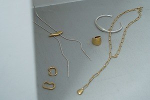 クラネ×テンのアクセサリー、ゴールド＆シルバーの2WAYネックレスや“カシューナッツ”のようなピアス
