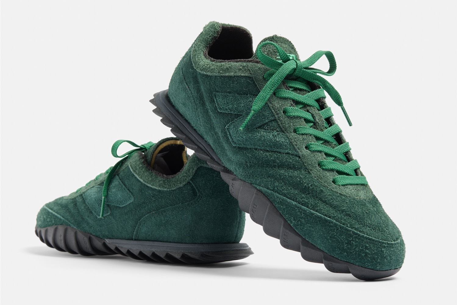 オーラリー × ニューバランスのスニーカー「RC30」ワントーンのスエード仕様に