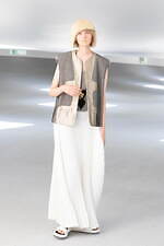 ヒロコ コシノ 2024年春夏コレクション、“重ねて楽しむ”大人のコラージュ｜写真3