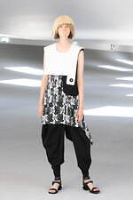 ヒロコ コシノ 2024年春夏コレクション、“重ねて楽しむ”大人のコラージュ｜写真27