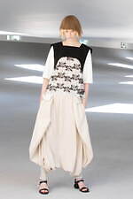 ヒロコ コシノ 2024年春夏コレクション、“重ねて楽しむ”大人のコラージュ｜写真28