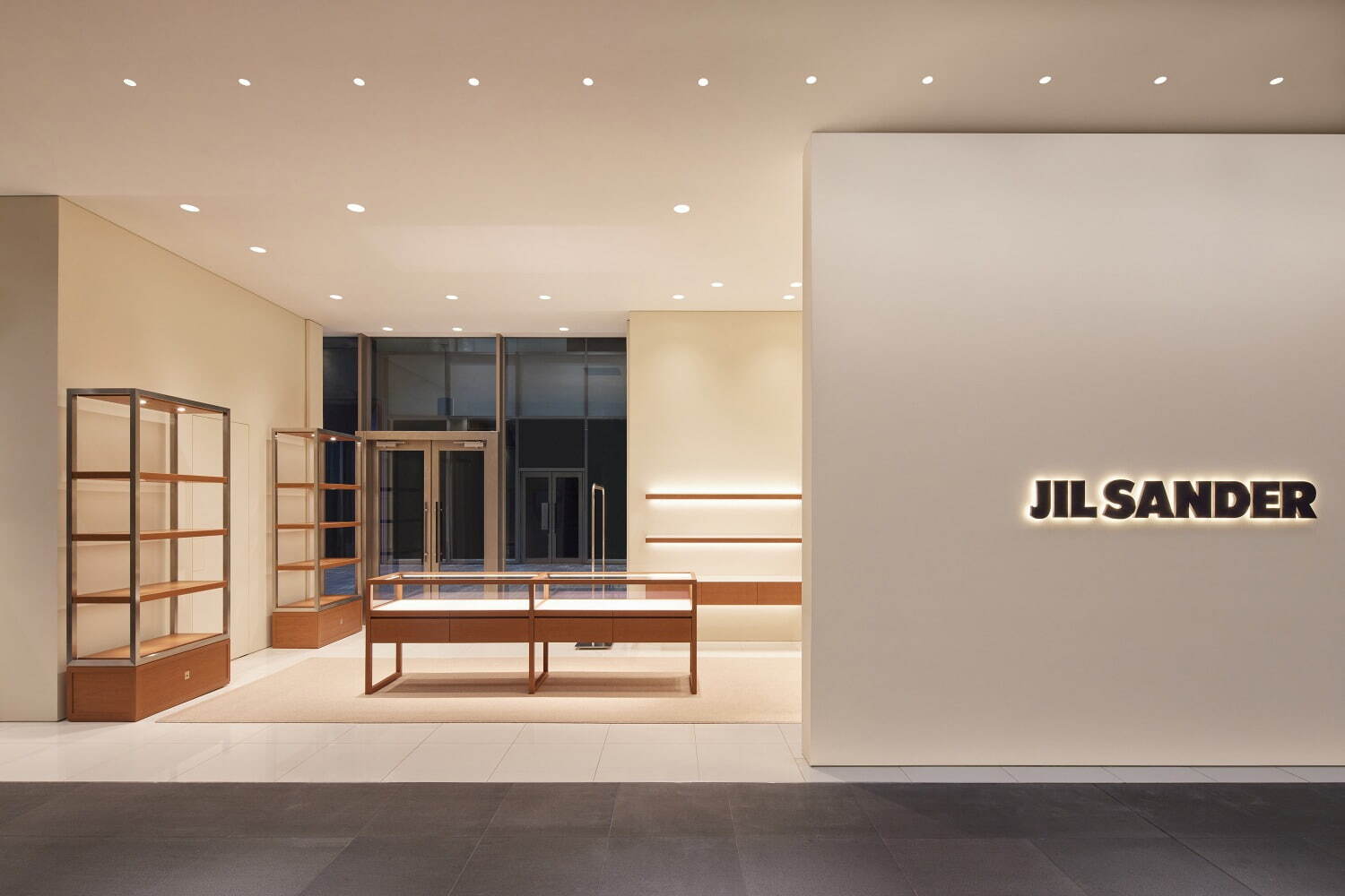 ジル サンダー 常設店舗が渋谷パルコに新オープン、カーキカラーの限定キャンバスバッグ｜写真3
