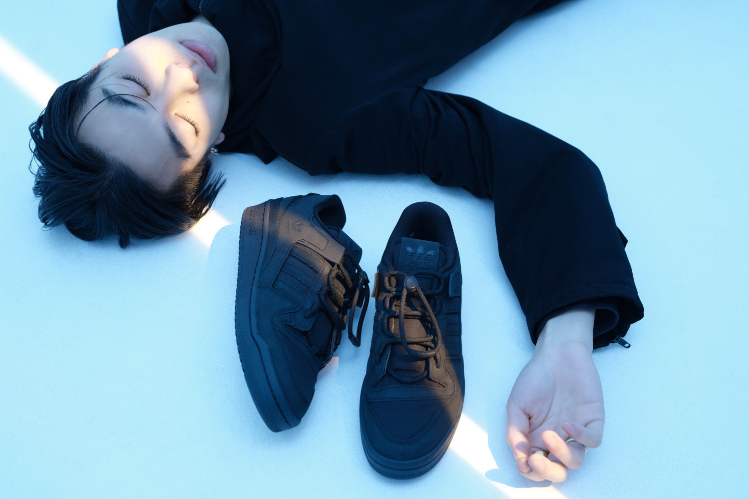 アディダス オリジナルスのスニーカー「フォーラム」を異素材アッパーで、HIYADAMとのコラボ