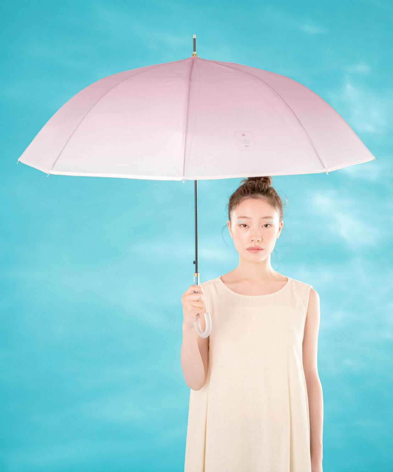 Wpc.“傘でメイクアップ！？”コスメ着想の新作ビニール傘、淡いグラデーションの全3色で｜写真2