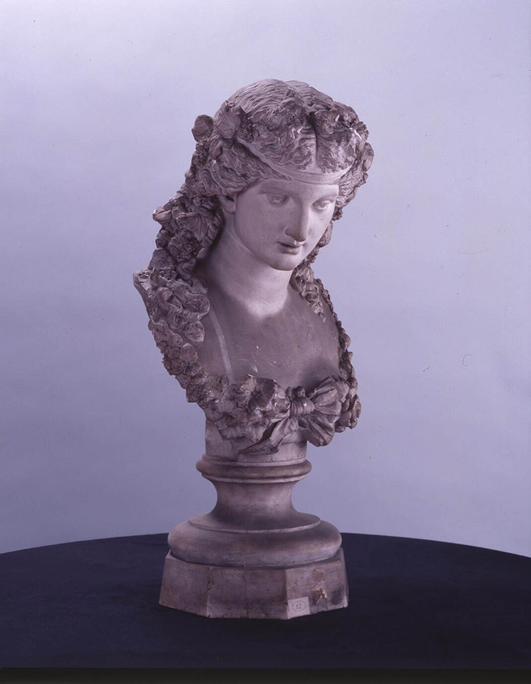 小栗令裕 《欧州婦人アリアンヌ半身》 明治12年(1879年) 石膏 東京大学大学院工学系研究科建築学専攻