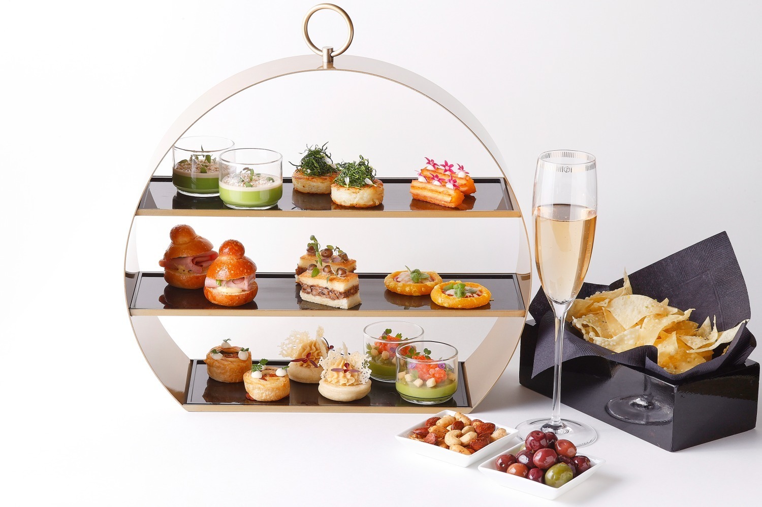 アペリティーボ｜アルマーニ / リストランテ初夏のアペリティーボボックス、ソーセージのサンドイッチ×シャンパン