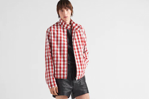 プラダ23春夏新作ウェア、50年代アーカイブ着想“ヴィシーチェック”のコート＆ジャケット 