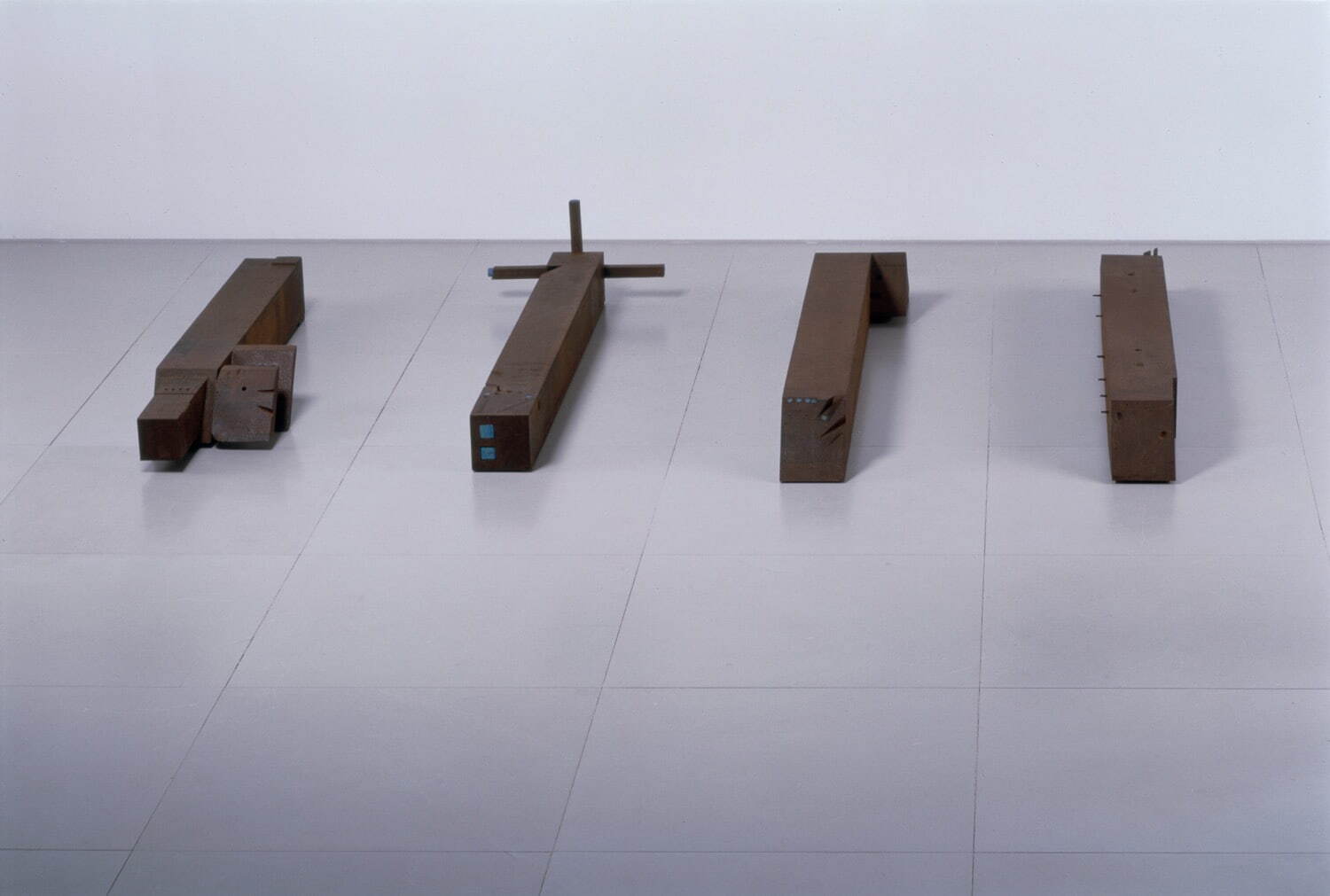 左から) 若林奮 《振動尺I》 1979年　鉄　20.5×34.7×149.5cm
《振動尺II》 1979年　鉄、木　34.6×54.6×163.5cm
《振動尺III》 1979年　鉄、木　19.7×28.8×181.6cm
《振動尺IV》 1979年　鉄　18.8×19.7×186.2cm　いずれもDIC川村記念美術館蔵