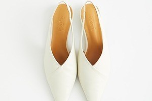 マルゥ ユナイテッドアローズ+オデット エ オディールのフラットシューズ、ミニマルなバックストラップ