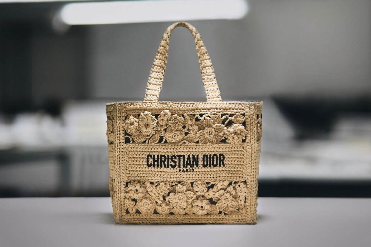 【ラフィア素材が美しい】Dior ブックトートミディアム ディオール新作バッグ“ラフィア素材”の「ディオール ブック