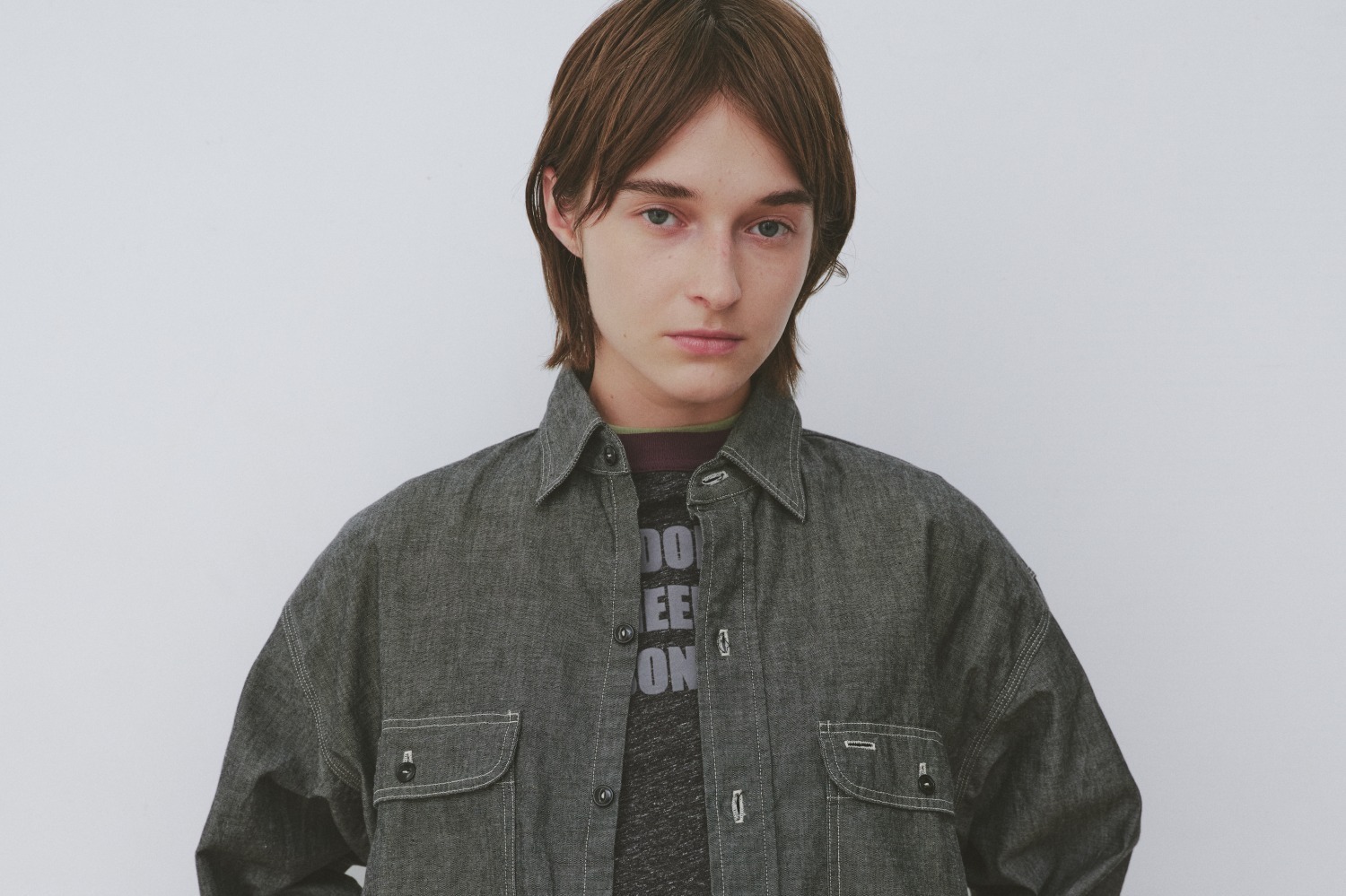 ビームス ボーイ×オアスロウのデニムウェア、カットオフショーツ＆ブラックシャンブレーシャツ