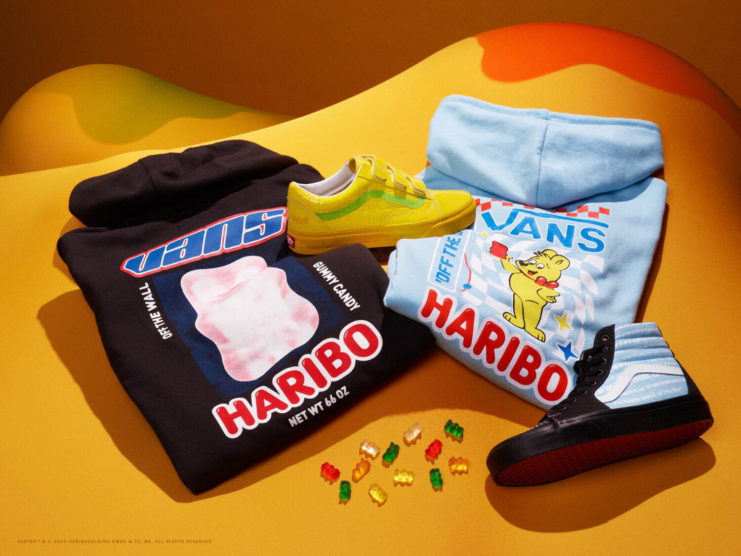 (左)フーディー 10,450円、(右)フーディー 11,000円
(上)UA オールドスクール V HARIBO CHECKERBOARD YELLOW/MULTI 11,000円、(下)SK8-Hi HARIBO BLACK/MULTI 12,000円