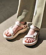 Teva「ハリケーン」厚底サンダルにトープ＆ベージュのグラデ