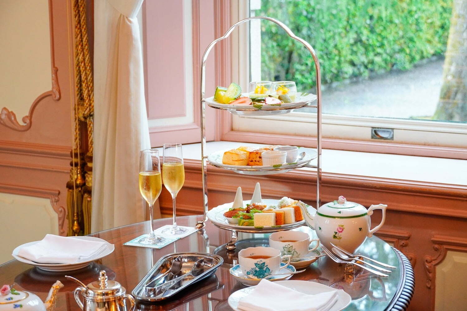 抹茶アフタヌーンティー｜京都・長楽館の「新緑」アフタヌーンティー、濃厚抹茶のムースや“煎茶×柑橘”タルトなど