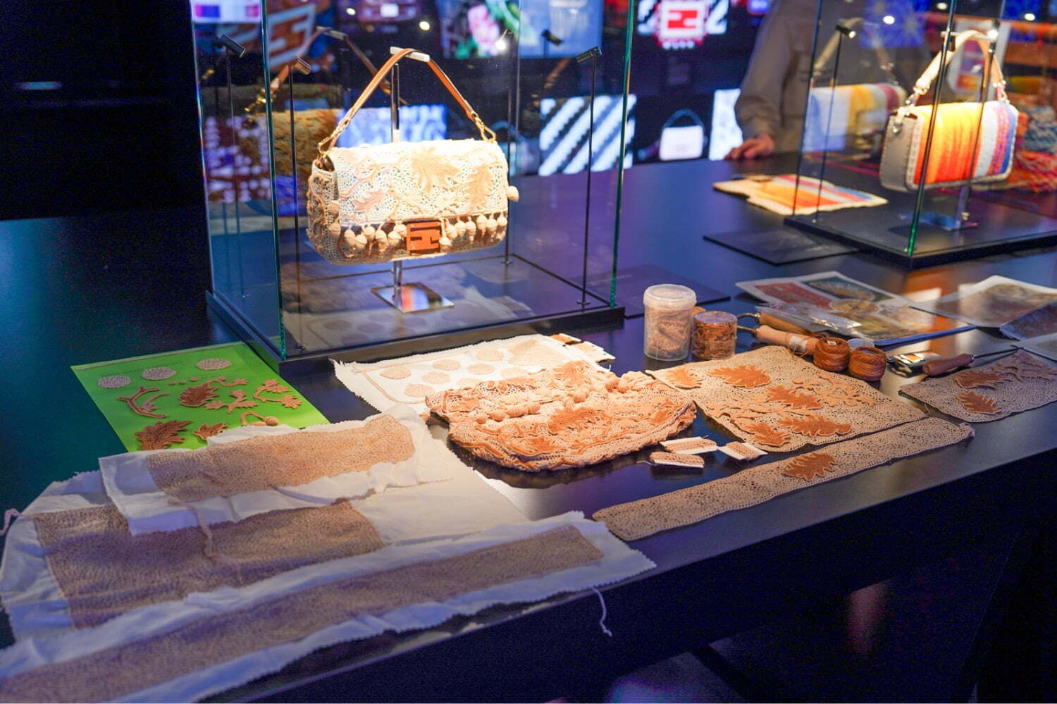 フェンディ「ハンド・イン・ハンド」展が表参道で、伝統工芸技術を駆使した「バゲット」バッグなど一堂に