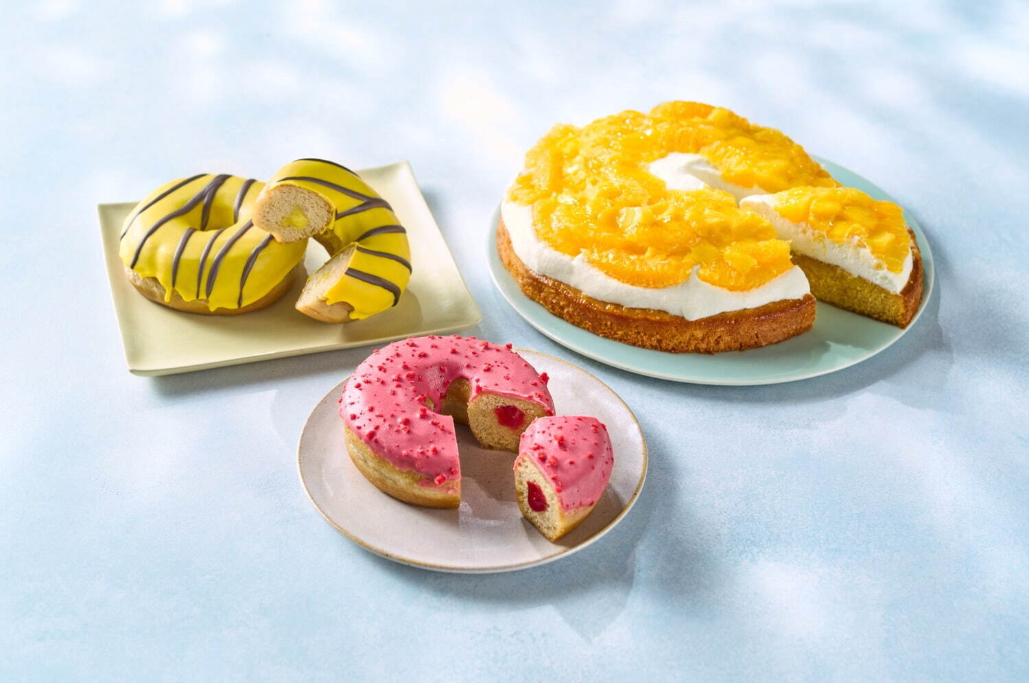 (左から)バナナクリームドーナツ 285円、ストロベリードーナツ 285円、オレンジ＆マンゴーのケーキ 516円※全てテイクアウト価格