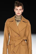 ジュン アシダ 2023-24年秋冬コレクション - 水面のように、煌めきを湛えて｜写真2