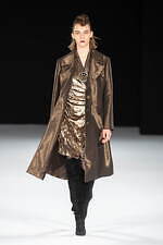 ジュン アシダ 2023-24年秋冬コレクション - 水面のように、煌めきを湛えて｜写真11