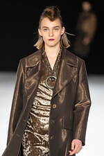 ジュン アシダ 2023-24年秋冬コレクション - 水面のように、煌めきを湛えて｜写真12