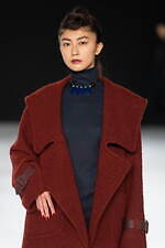 ジュン アシダ 2023-24年秋冬コレクション - 水面のように、煌めきを湛えて｜写真15