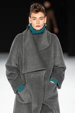 ジュン アシダ 2023-24年秋冬コレクション - 水面のように、煌めきを湛えて｜写真32