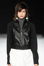 ジュン アシダ 2023-24年秋冬コレクション - 水面のように、煌めきを湛えて｜写真41