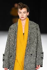 ジュン アシダ 2023-24年秋冬コレクション - 水面のように、煌めきを湛えて｜写真43