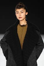 ジュン アシダ 2023-24年秋冬コレクション - 水面のように、煌めきを湛えて｜写真47