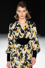 ジュン アシダ 2023-24年秋冬コレクション - 水面のように、煌めきを湛えて｜写真51