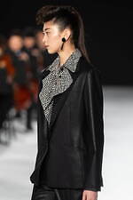 ジュン アシダ 2023-24年秋冬コレクション - 水面のように、煌めきを湛えて｜写真55