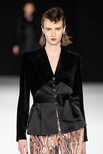 ジュン アシダ 2023-24年秋冬コレクション - 水面のように、煌めきを湛えて｜写真57