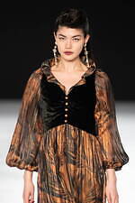 ジュン アシダ 2023-24年秋冬コレクション - 水面のように、煌めきを湛えて｜写真65