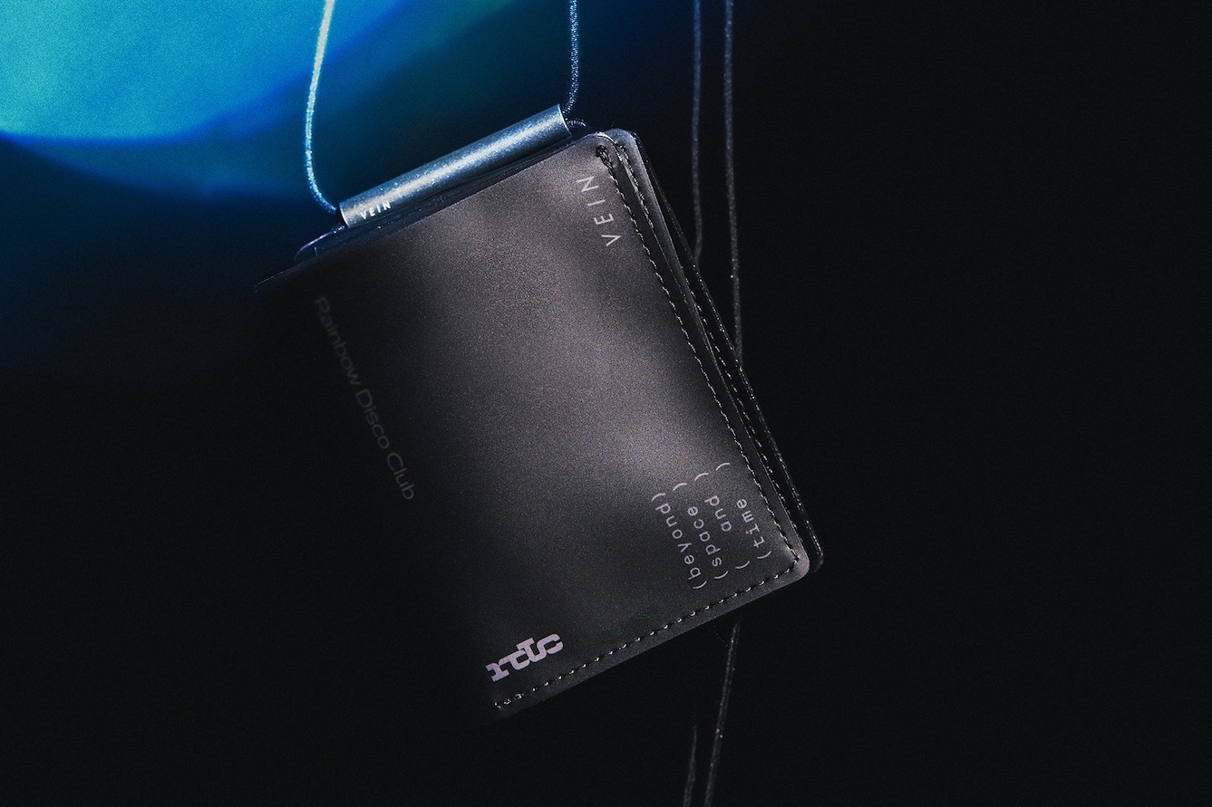ヴェイン×レインボーディスコクラブのロゴ入りコラボ財布、首掛け＆肩掛けの両方に対応