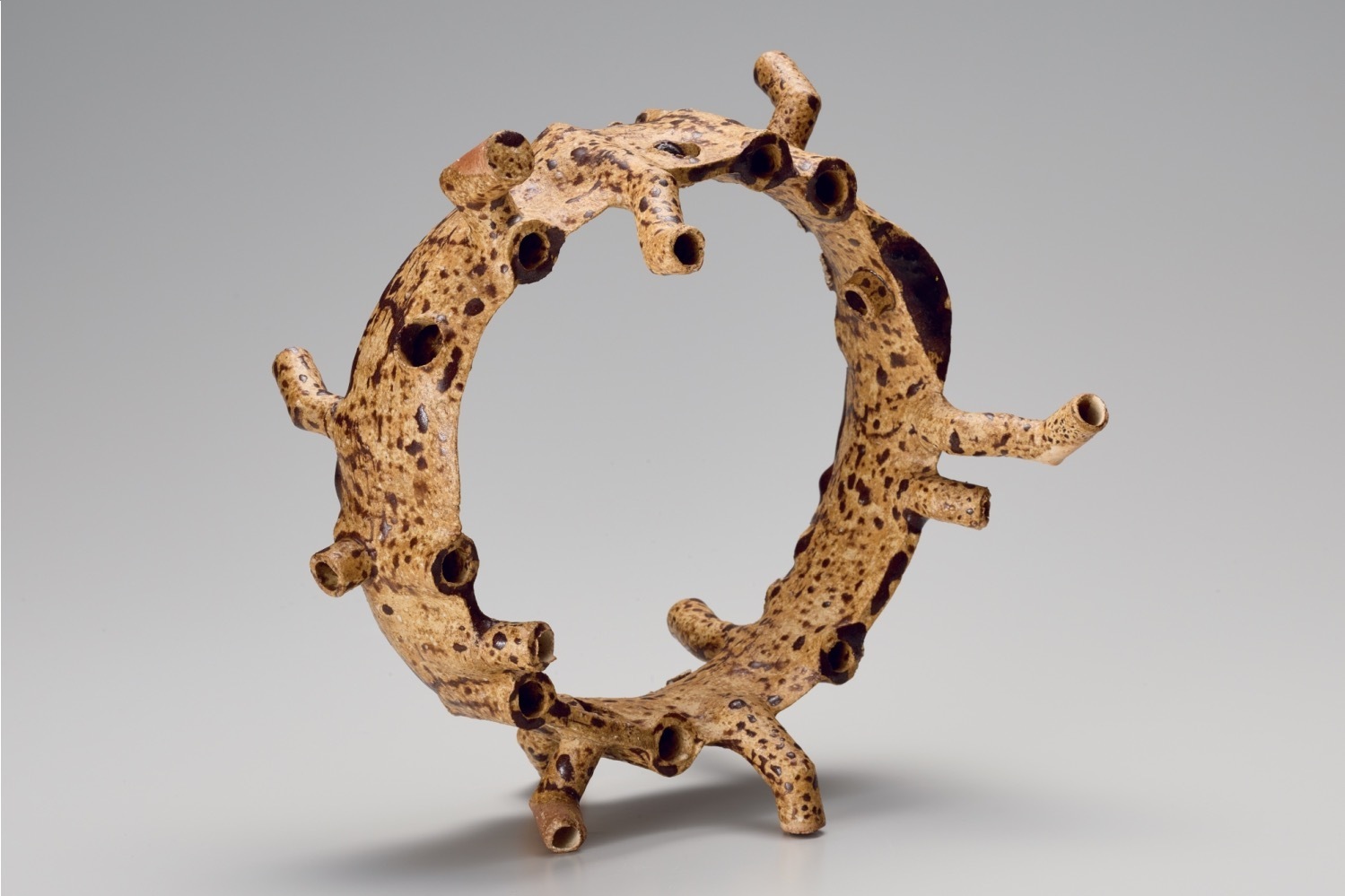 前衛陶芸家集団「走泥社」の展覧会が京都国立近代美術館で - 作品など約180点から前半期の活動を紹介