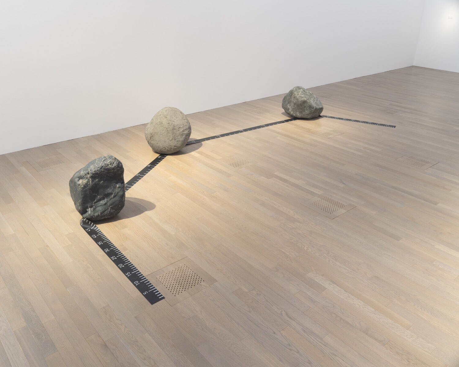 李禹煥 《現象と知覚A 改題 関係項》 1969/2022年 国立新美術館での展示風景(2022年) 撮影：中川周