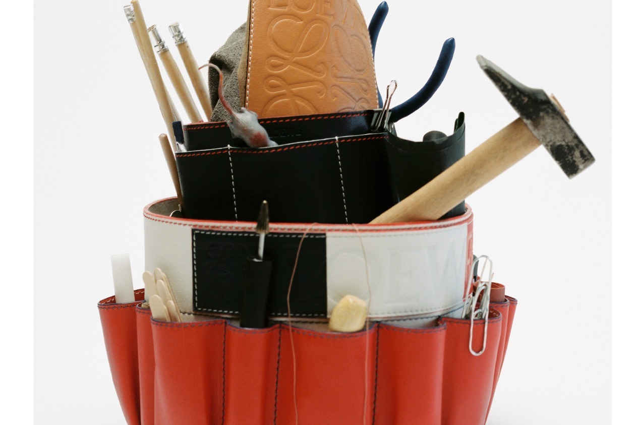 ロエベの革修理専門店「ロエベ リクラフト」大阪に世界初オープン、余剰レザーの限定バッグも