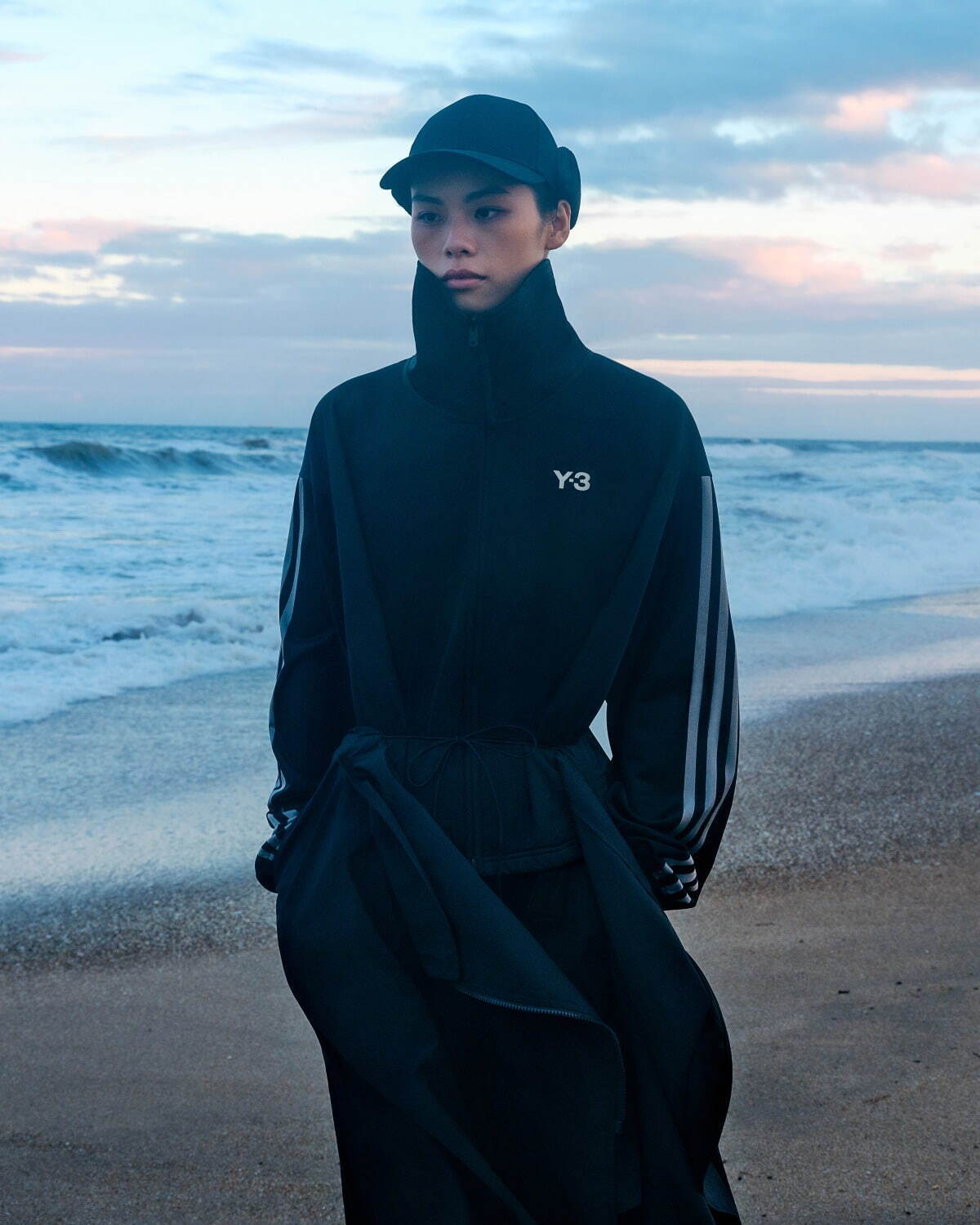 Y-3新作、ゴアテックス×フルジップの防水スニーカー&緩やかなトラック