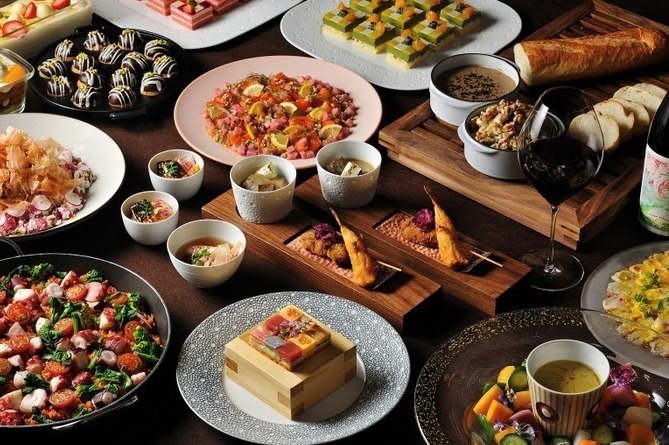 OMO7大阪 by 星野リゾート“大阪の食”テーマのビュッフェ、串カツやたこ焼きを華やかにアレンジ