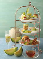 キハチ青山本店“旬のメロン”アフタヌーンティー、メロンの“もっちり”クレープなどメロン尽くしで｜写真1