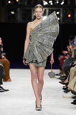 バルマン 2023-24年秋冬ウィメンズコレクション、メゾンのDNAを現代へ｜写真32