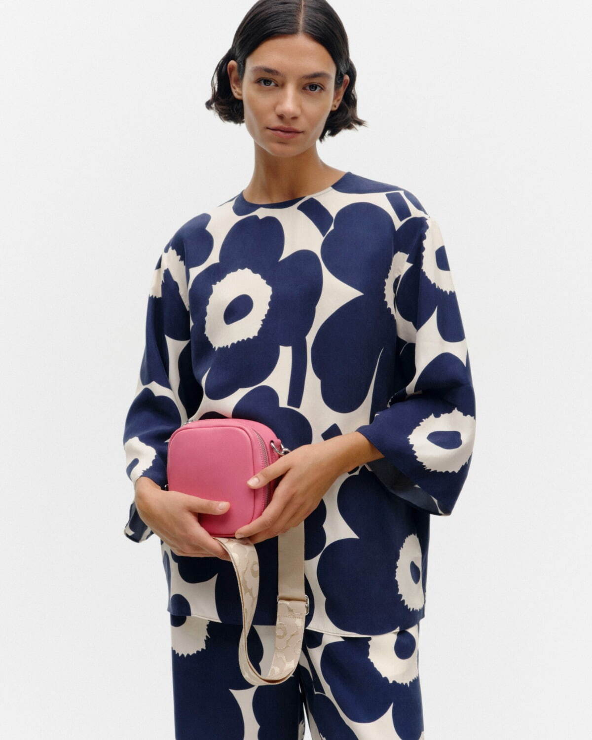 【MARIMEKKO】Lokki ロッキーレザーベルトバッグ（2WAY仕様） Lokki(ロッキ/カモメ)デザインのベルトバッグなどレザーアイテム