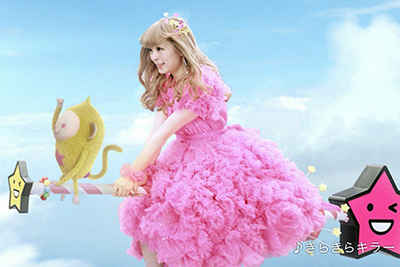 スクール｜【動画】きゃりーが空を飛ぶ！ピンクの魔法使いになってau新CMに登場