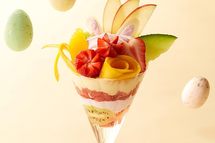 フルーツパーラー｜タカノフルーツパーラーのイースター限定パフェ、“うさぎ型”の苺クリーム×キウイやイチゴ